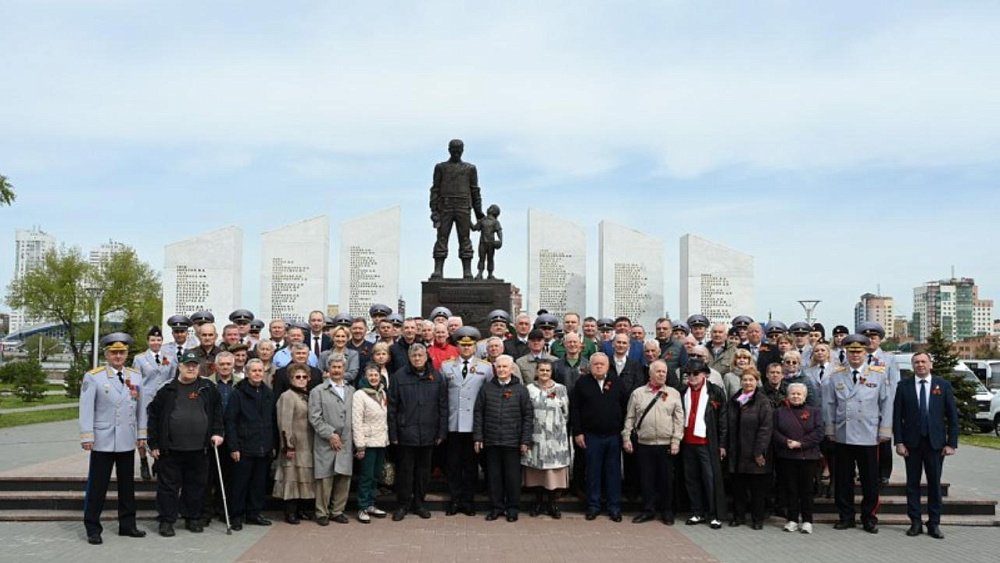 В канун Дня Победы полицейские возложили цветы к памятнику «Солдатам правопорядка» в Челябинске