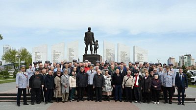 В канун Дня Победы полицейские возложили цветы к памятнику «Солдатам правопорядка» в Челябинске