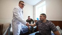 Алексей Текслер поздравил военнослужащих, проходящих лечение в госпитале