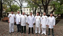 Алексей Текслер поздравил военнослужащих, проходящих лечение в госпитале