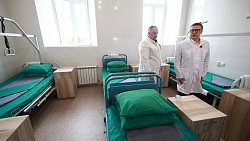 Алексей Текслер поздравил военнослужащих, проходящих лечение в госпитале