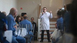 Алексей Текслер поздравил военнослужащих, проходящих лечение в госпитале