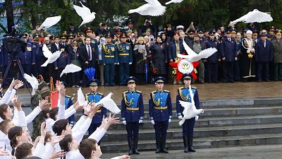 Десятки белых голубей взмыли в небо во время возложения венков к Вечному огню в Челябинске