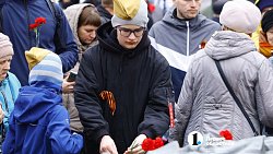 Десятки белых голубей взмыли в небо во время возложения венков к Вечному огню в Челябинске