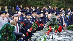 Десятки белых голубей взмыли в небо во время возложения венков к Вечному огню в Челябинске