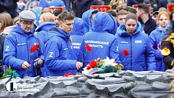 Десятки белых голубей взмыли в небо во время возложения венков к Вечному огню в Челябинске