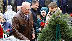 Десятки белых голубей взмыли в небо во время возложения венков к Вечному огню в Челябинске