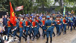 Десятки белых голубей взмыли в небо во время возложения венков к Вечному огню в Челябинске