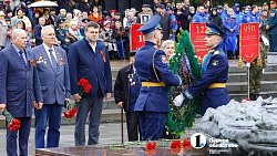 Десятки белых голубей взмыли в небо во время возложения венков к Вечному огню в Челябинске
