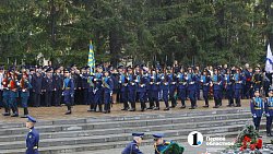 Десятки белых голубей взмыли в небо во время возложения венков к Вечному огню в Челябинске