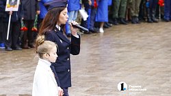 Десятки белых голубей взмыли в небо во время возложения венков к Вечному огню в Челябинске