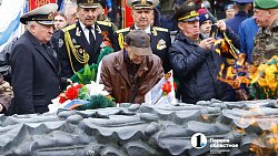 Десятки белых голубей взмыли в небо во время возложения венков к Вечному огню в Челябинске