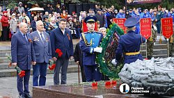 Десятки белых голубей взмыли в небо во время возложения венков к Вечному огню в Челябинске