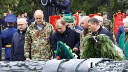 Десятки белых голубей взмыли в небо во время возложения венков к Вечному огню в Челябинске