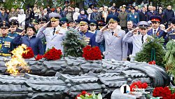 Десятки белых голубей взмыли в небо во время возложения венков к Вечному огню в Челябинске