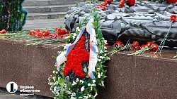 Десятки белых голубей взмыли в небо во время возложения венков к Вечному огню в Челябинске