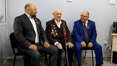 В поселке Пригородный поздравили с Днем Победы участника Великой Отечественной войны Ивана Нежаренко