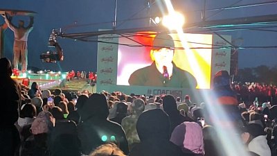 Известные артисты спели со сцены для жителей Магнитогорска