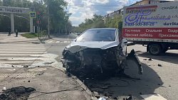 В Челябинске иномарка вылетела на тротуар и сбила двух пешеходов