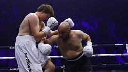 Андрей Стоцкий одержал победу в главном бою на вечере бокса «Танкоград» в Челябинске