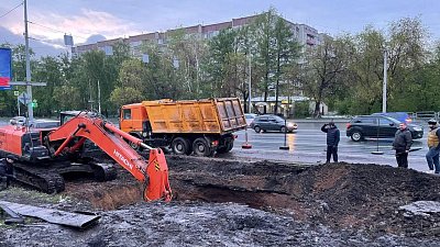 В Челябинске на месте провала асфальта осыпался грунт
