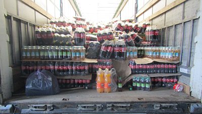 Челябинские таможенники совместно с ФСБ изъяли 115 тысяч бутылок газводы без маркировки