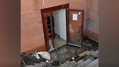 Сауну и магазины затопило канализацией в Челябинске