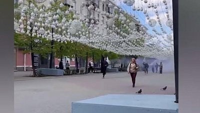 В Челябинске подростки пробежали по центру города с дымовыми шашками