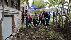 В Миассе провели субботник в старинном особняке