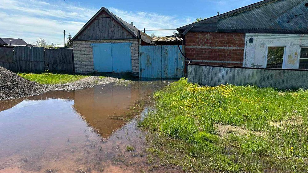 В подтопленном поселке Горняк продолжают откачивать воду