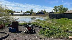 В подтопленном поселке Горняк продолжают откачивать воду