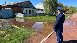 В подтопленном поселке Горняк продолжают откачивать воду