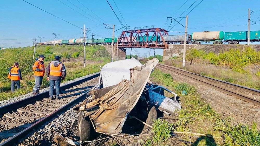 Пассажирский поезд переехал ВАЗ в Челябинской области