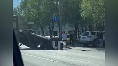 На северо-западе Челябинска перевернувшийся автомобиль попал на видео