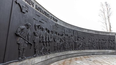 Каслинские мастера отлили чугунный барельеф труженикам тыла