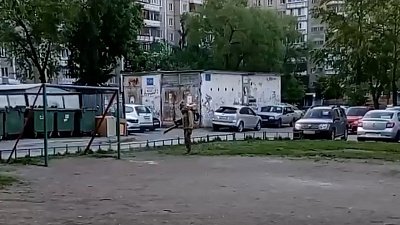 Челябинцы пожаловались на обработку от клещей во дворе на северо-западе