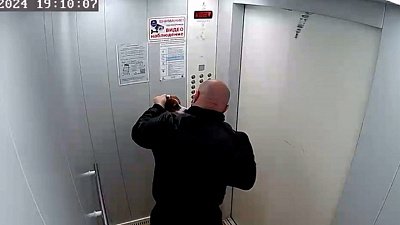 В Челябинске местные жители пожаловались на соседа, пинающего собаку