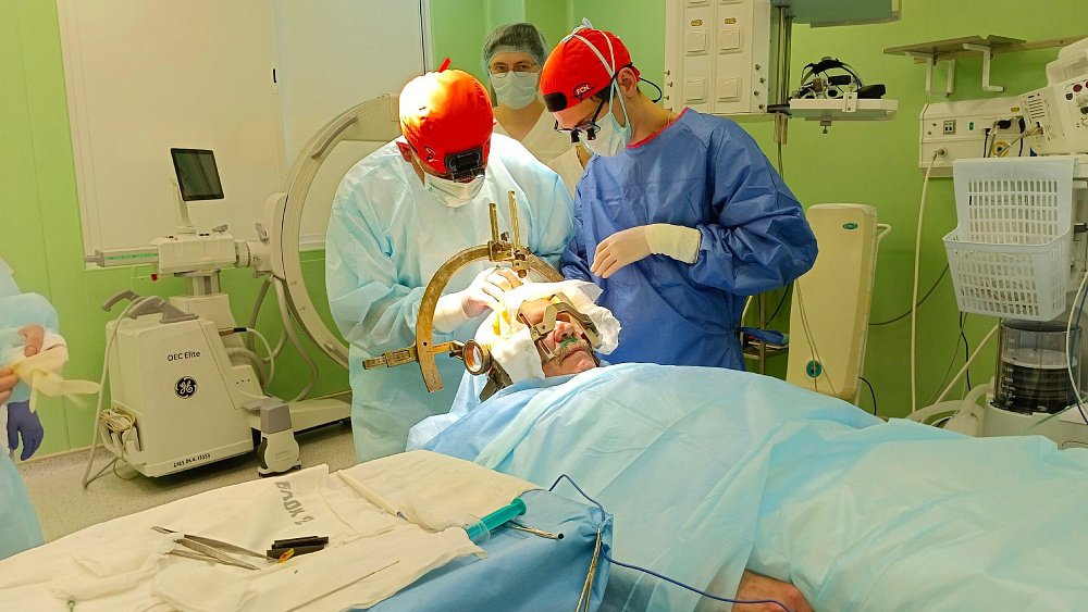 В Челябинске провели первую операцию по лечению болезни Паркинсона