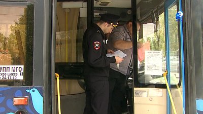 Сотрудники ГИБДД проверяют водителей автобусов