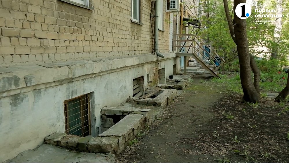 Жители многоэтажки в Челябинске задыхаются из-за утечки в подвале