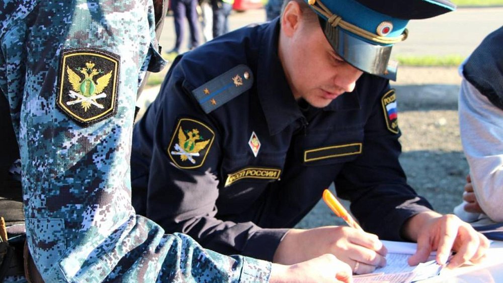 Челябинец с женой, дочерью и внучкой заперся от судебного пристава в машине