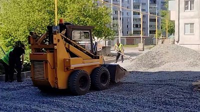 В Калининском районе Челябинска ремонтируют внутриквартальные проезды и тротуары