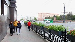 Центр Челябинска украсили кашпо с петуньями