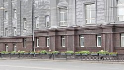 Центр Челябинска украсили кашпо с петуньями