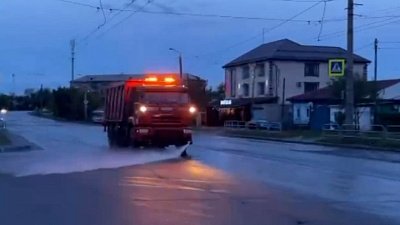 В Челябинске подрядчики продолжают убирать улицы с помощью спецтехники