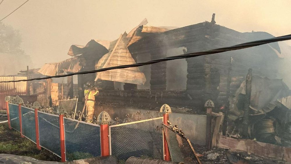 Три частных дома сгорели при пожаре в Миассе