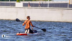 На сапборде: челябинец добирается до работы непривычным способом