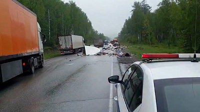 В Челябинской области на трассе М-5 после аварии на полосу выпал груз из автомобиля