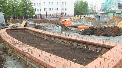 Сквер с сухим фонтаном строят на улице Молодогвардейцев в Челябинске