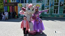 В челябинском саду Пушкина детям раздали более тонны бесплатного мороженого